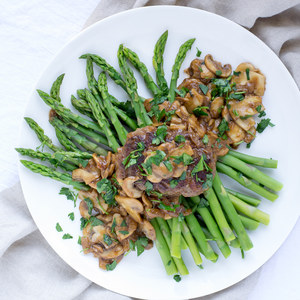 Salisbury Steak & Mushroom Gravy with Asparagus